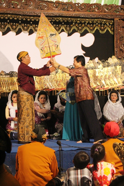 Gelar Wayang Kulit, Lapangan IAIN Tulungagung Dipenuhi Mahasiswa dan Masyarakat