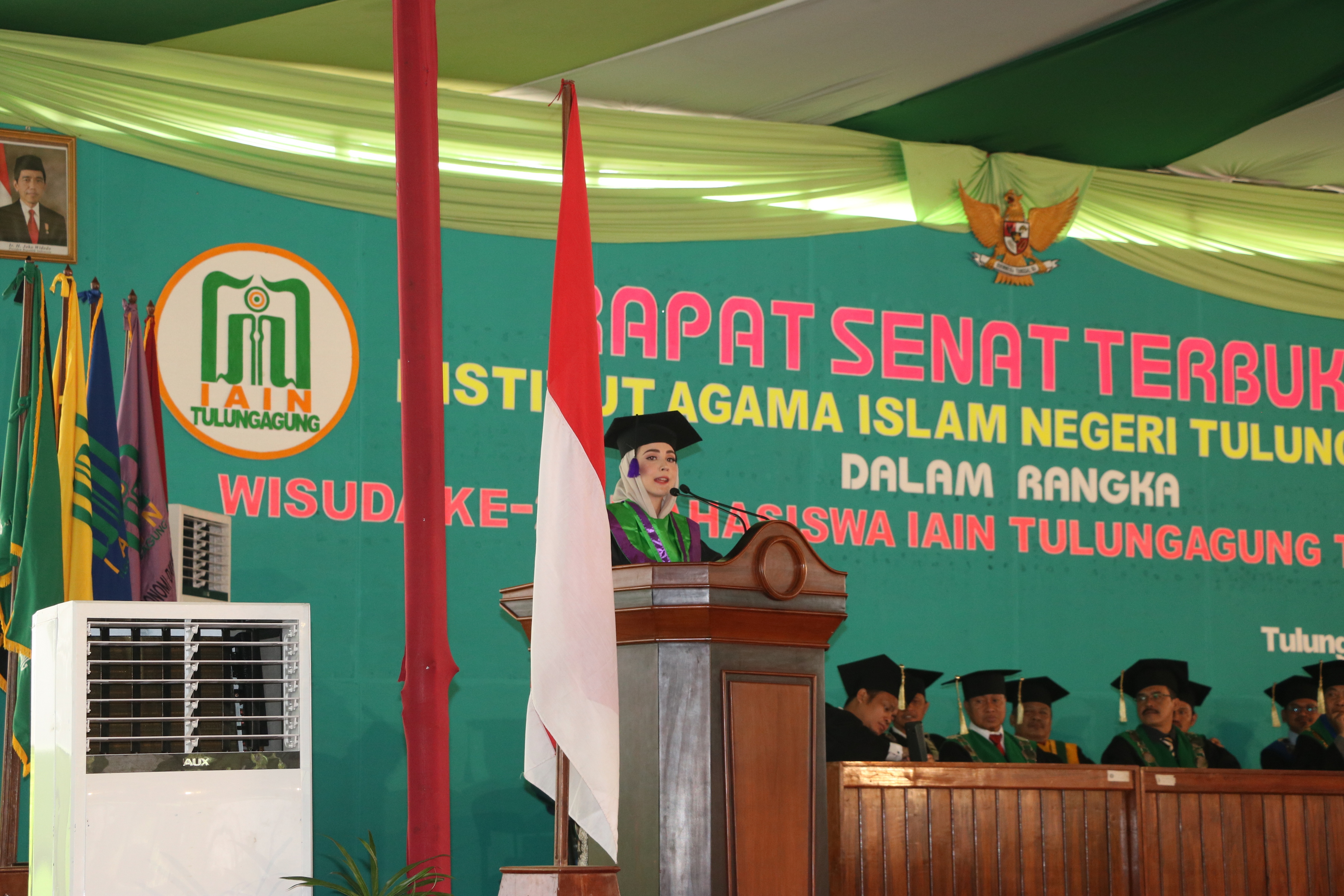 Diwisuda; Istri Wakil Gubernur Jatim Berikan Sambutan Wakil Wisudawan