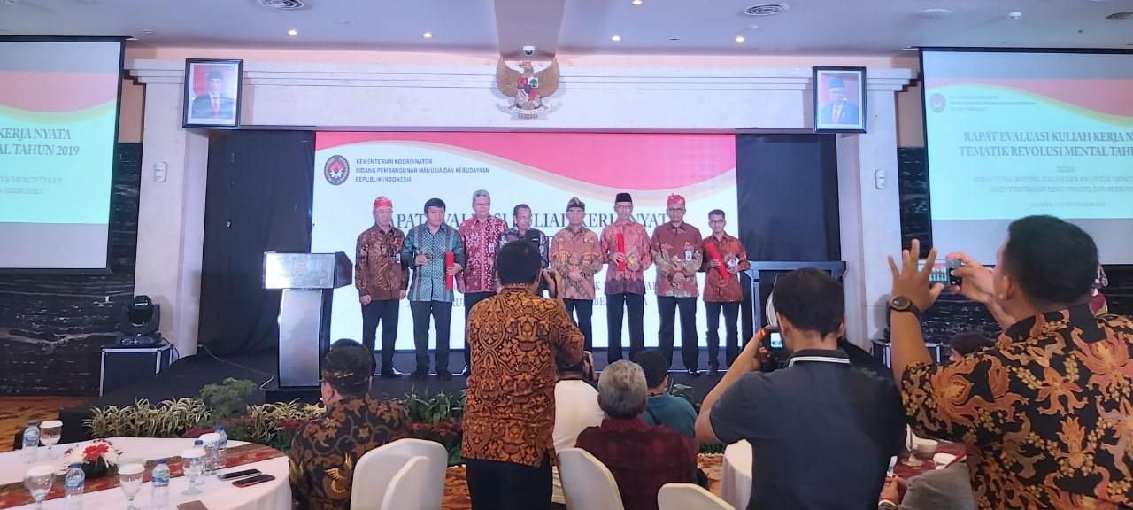 IAIN Tulungagung Raih Penghargaan Peserta KKN Revolusi Mental Kategori Publikasi Terbaik