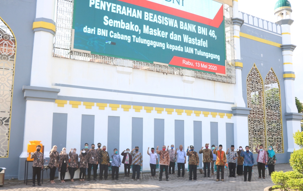 BNI KCU Tulungagung Serahkan Beasiswa untuk Mahasiswa IAIN Tulungagung