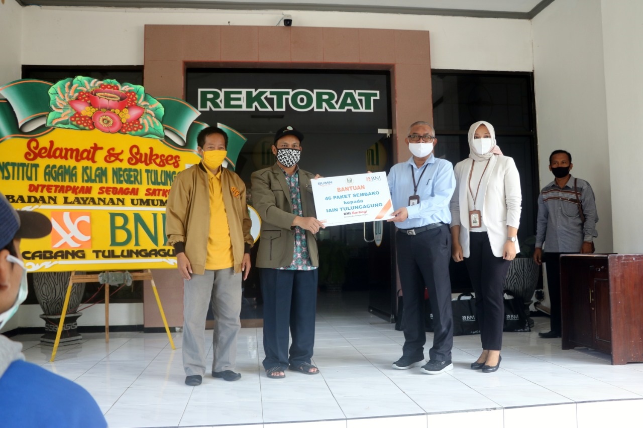IAIN Tulungagung Serahkan Bantuan kepada Mahasiswa Terdampak Covid-19