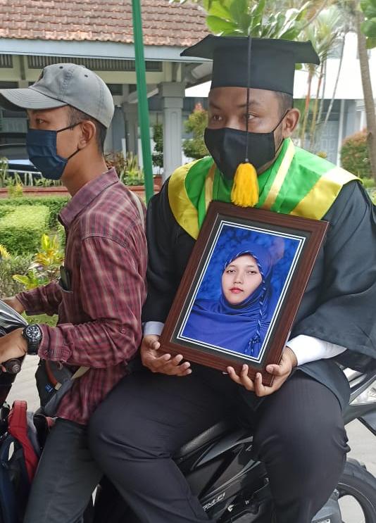Berduka, Seorang Wisudawan Bawa Foto Ibunya yang Belum Lama Meninggal