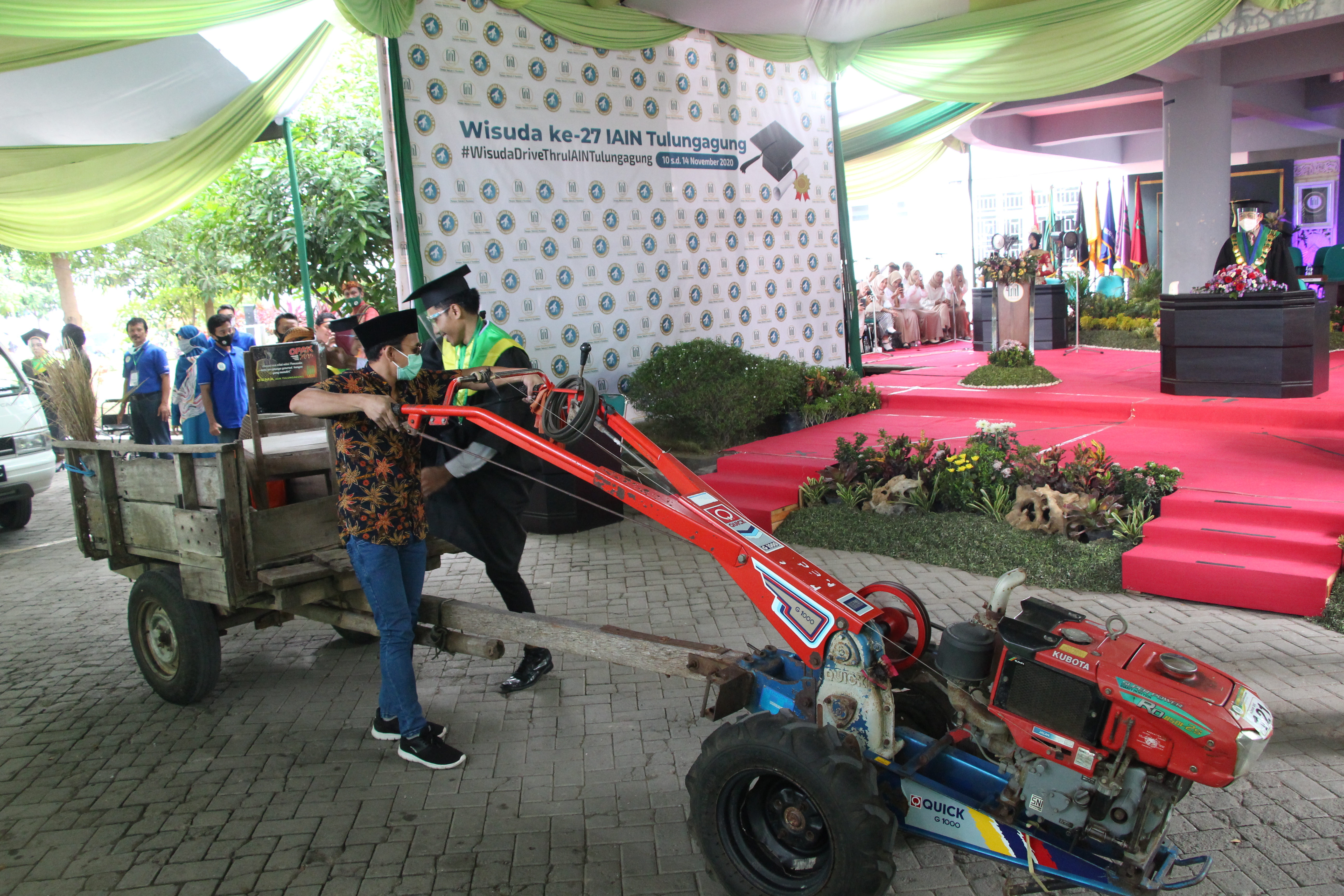 Wisuda ke-27 IAIN Tulungagung Digelar Secara Drive Thru