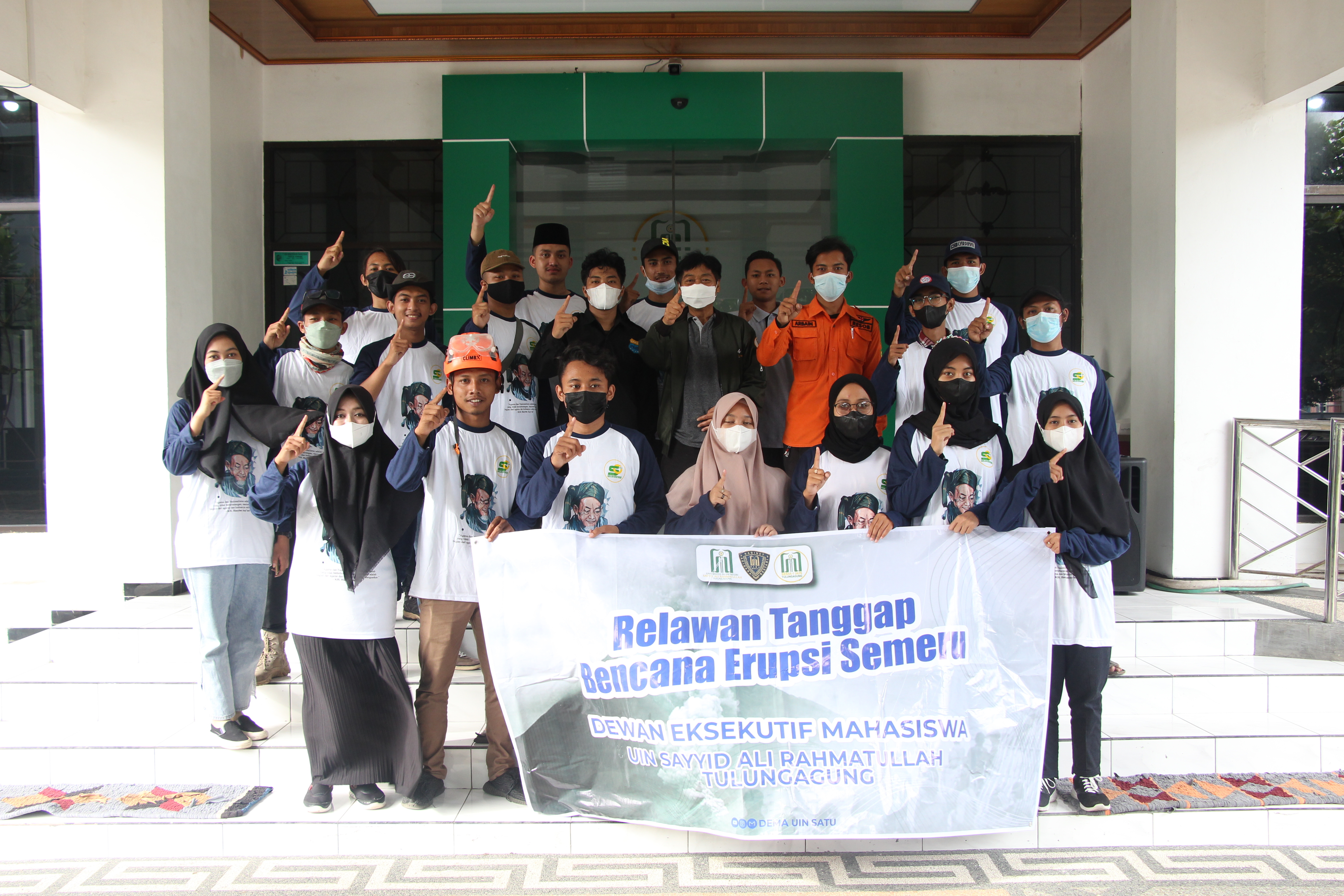 Rektor UIN SATU Tulungagung Berangkatkan Relawan Peduli Erupsi Gunung Semeru
