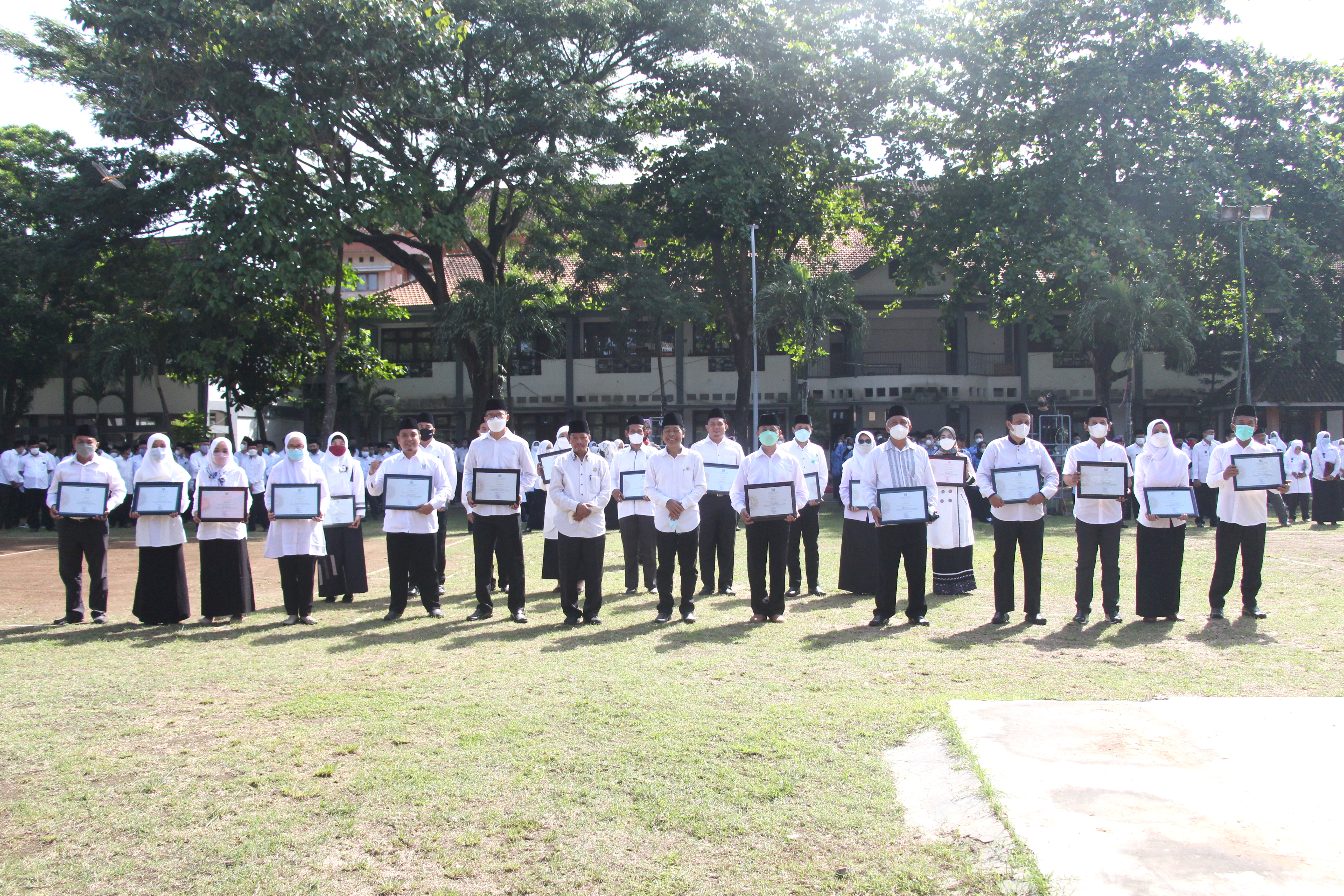 HAB ke-76 Kemenag RI, UIN SATU Beri Penghargaan Dosen dan Karyawan Terbaik