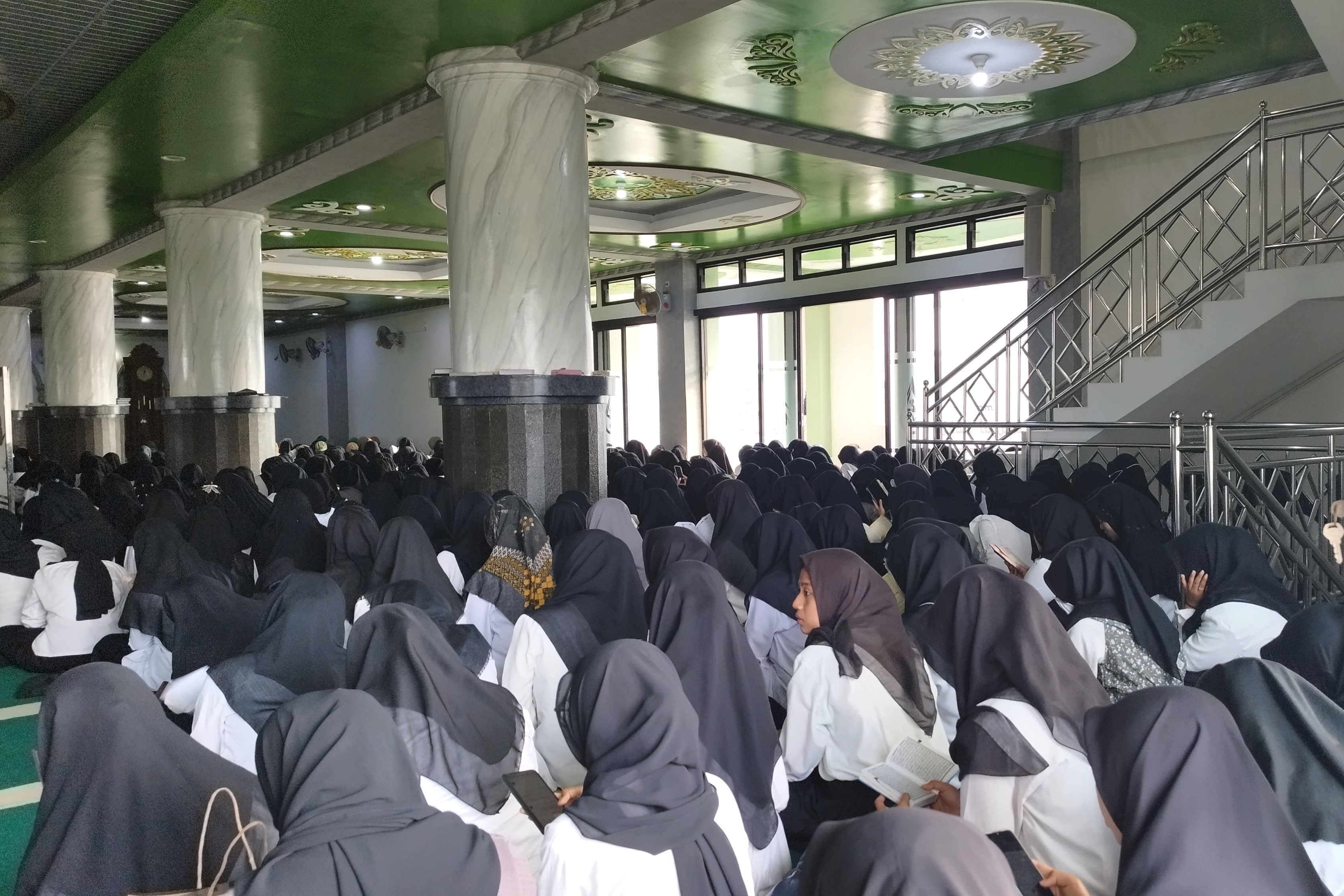 Mahasantri Madin Kembali Gelar Khotmil Qur’an di Masjid UIN SATU Tulungagung