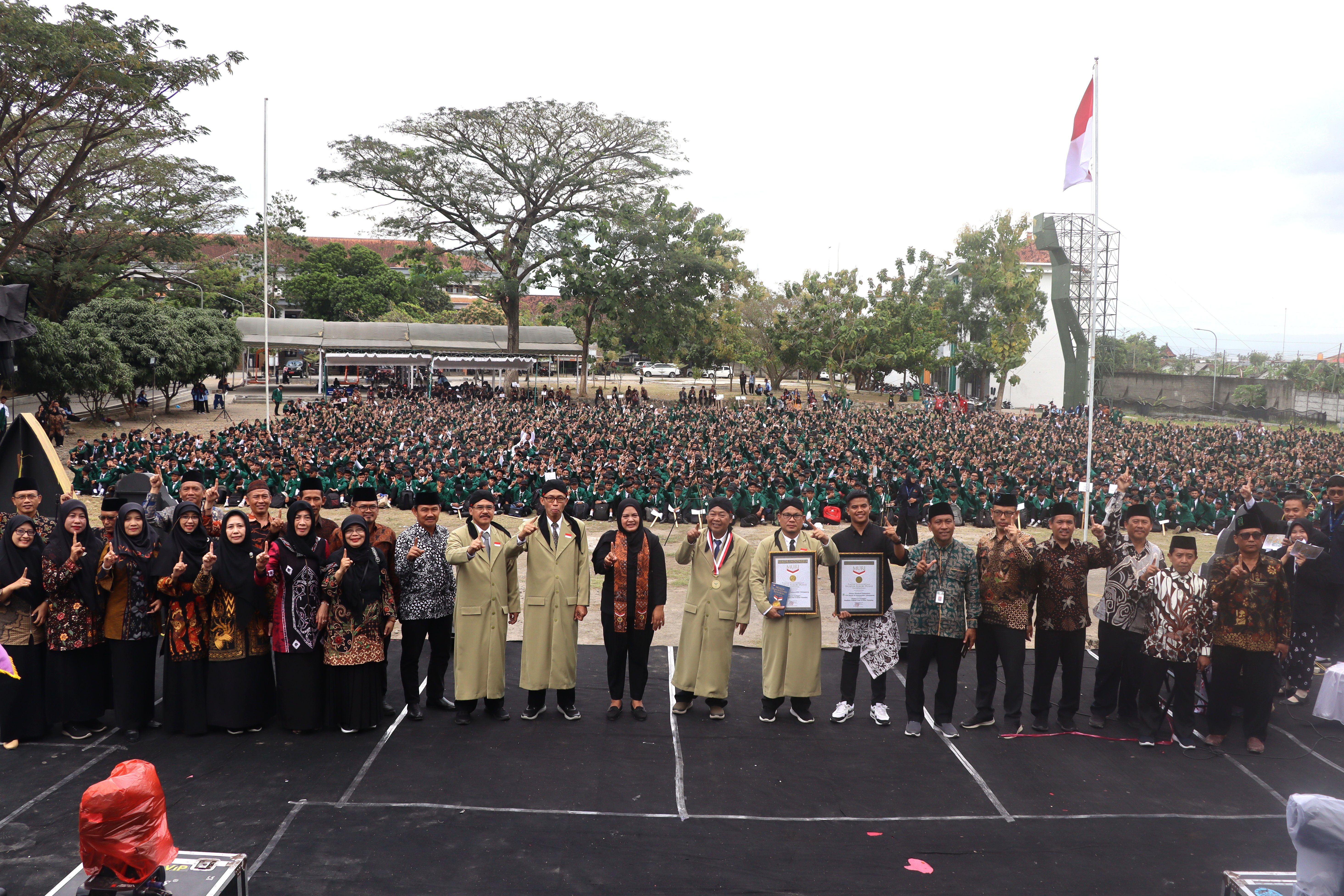 UIN SATU Tulungagung Pecahkan Rekor MURI Lukisan Kaligrafi Terpanjang 1.500 Meter