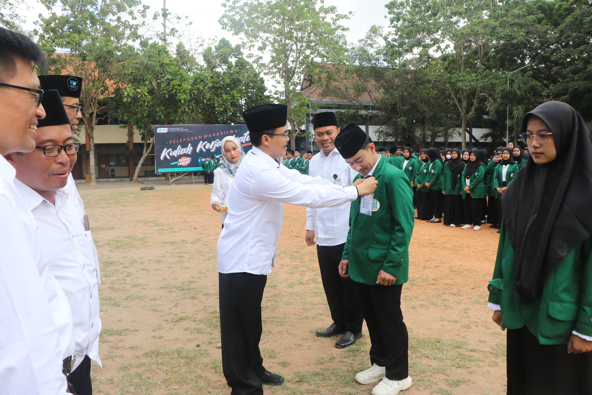 Rektor Lepas 2.300 Peserta KKN Berbasis Keluarga Maslahah