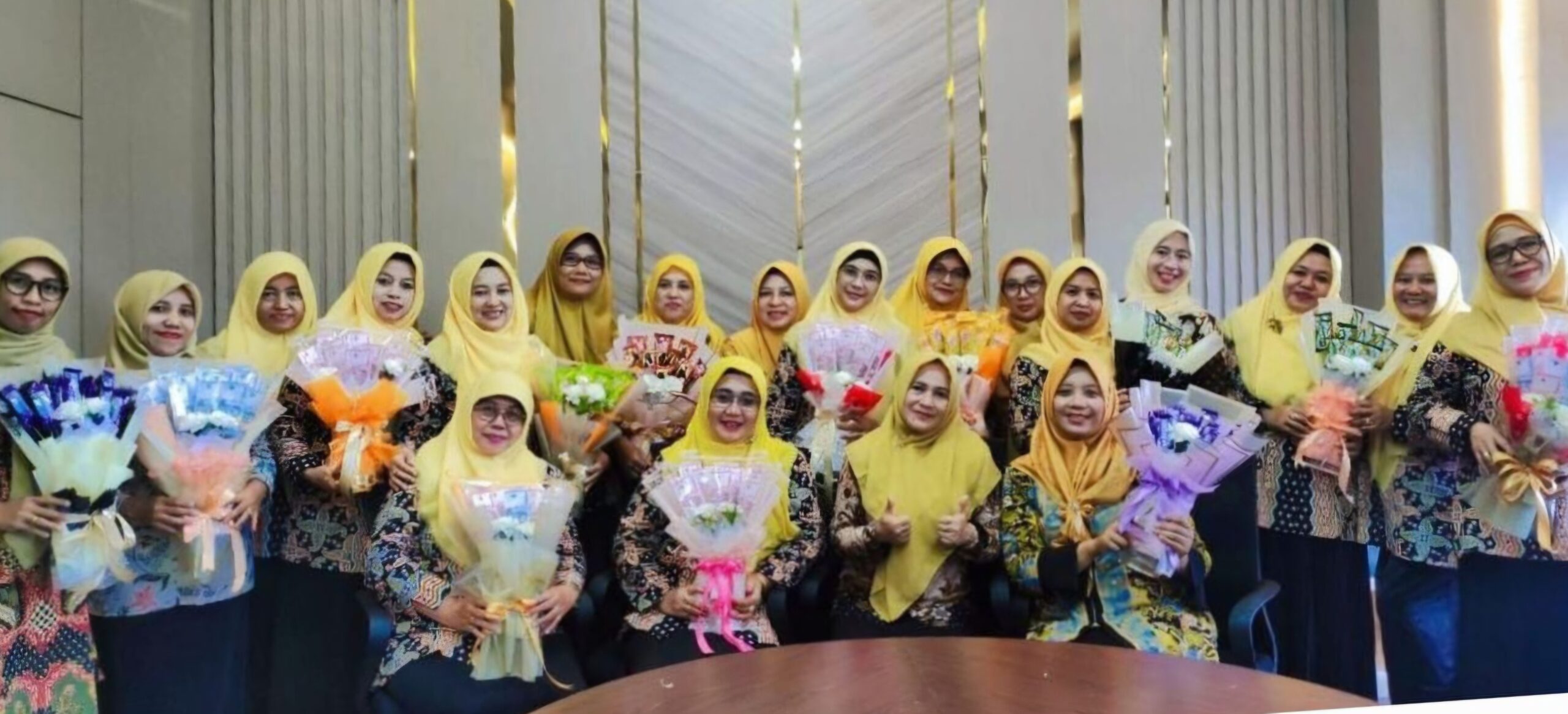 DWP UIN SATU Tulungagung Adakan Tutorial Membuat Bouquet pada Kegiatan Bulanan