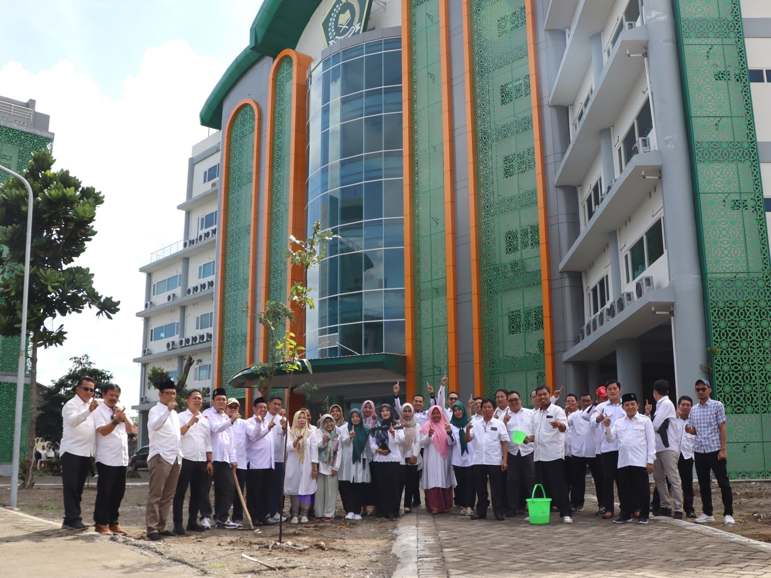 UIN SATU Tulungagung Tanam Pohon Matoa dalam Gerakan 1 Juta Pohon Kemenag RI
