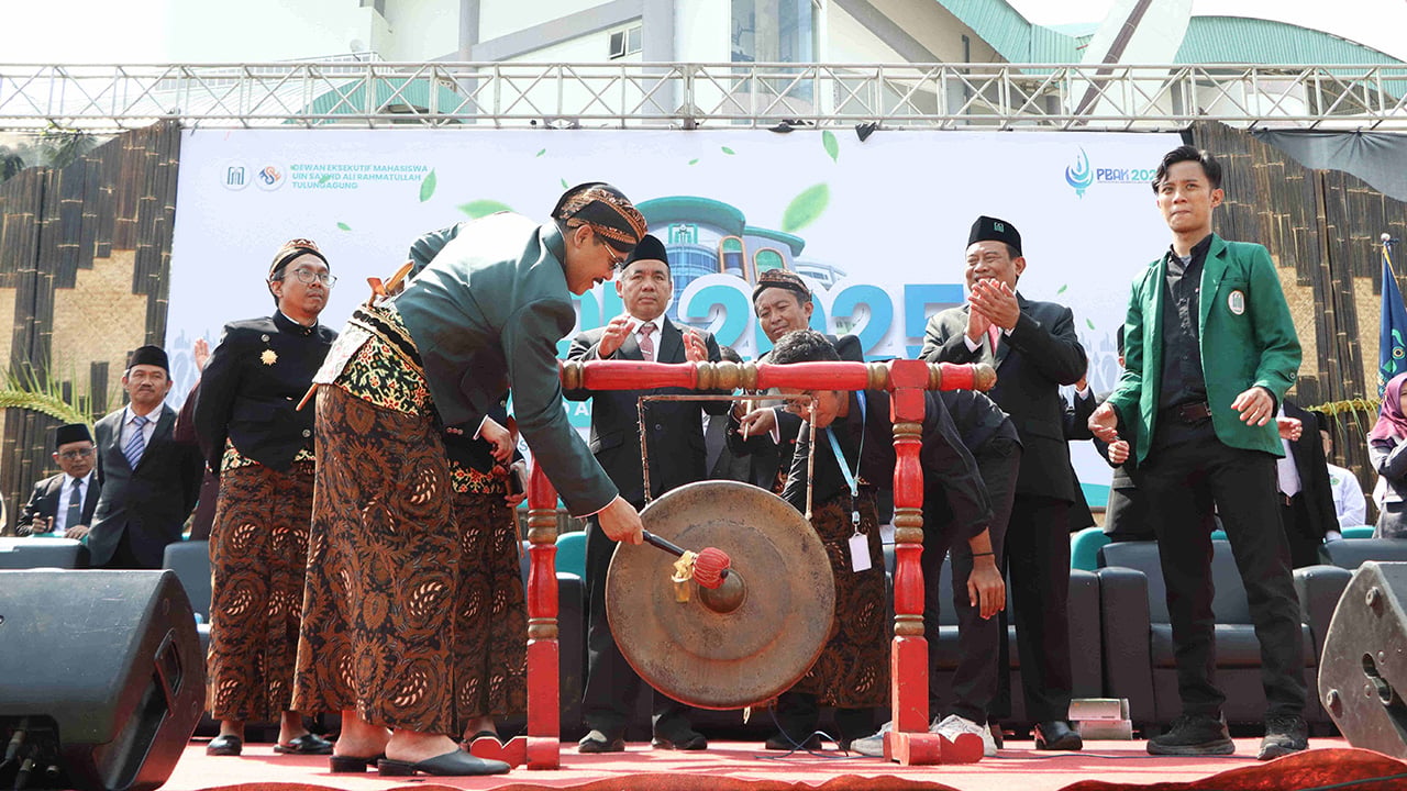 PBAK 2025 UIN SATU Tulungagung, Rektor Ajak Mahasiswa Baru Bersholawat Bersama