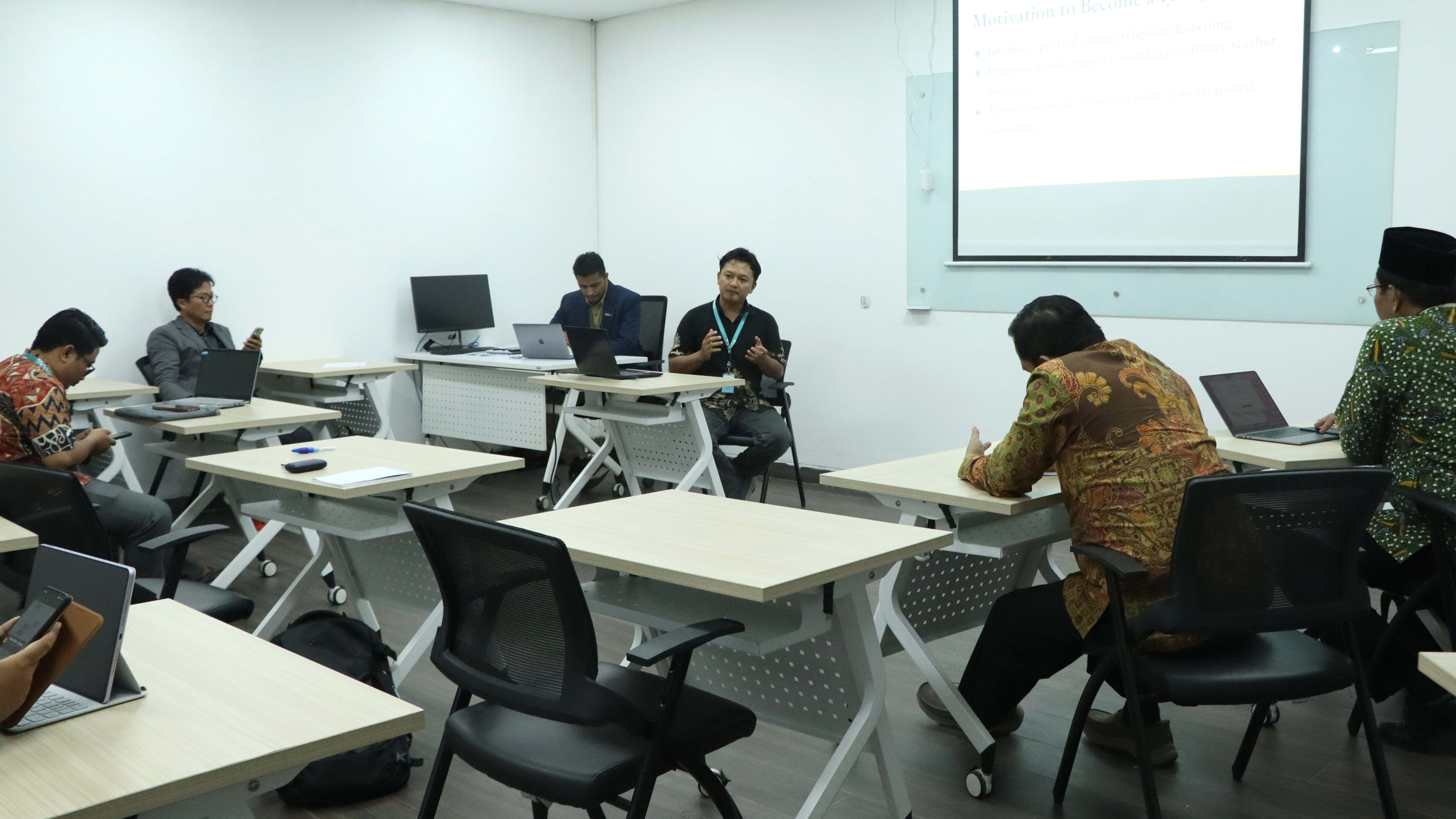 Peneliti UIN SATU Beberkan Kesenjangan Mencolok Antara Hufazh di Tulungagung dan Inggris pada AICIS+ 2025
